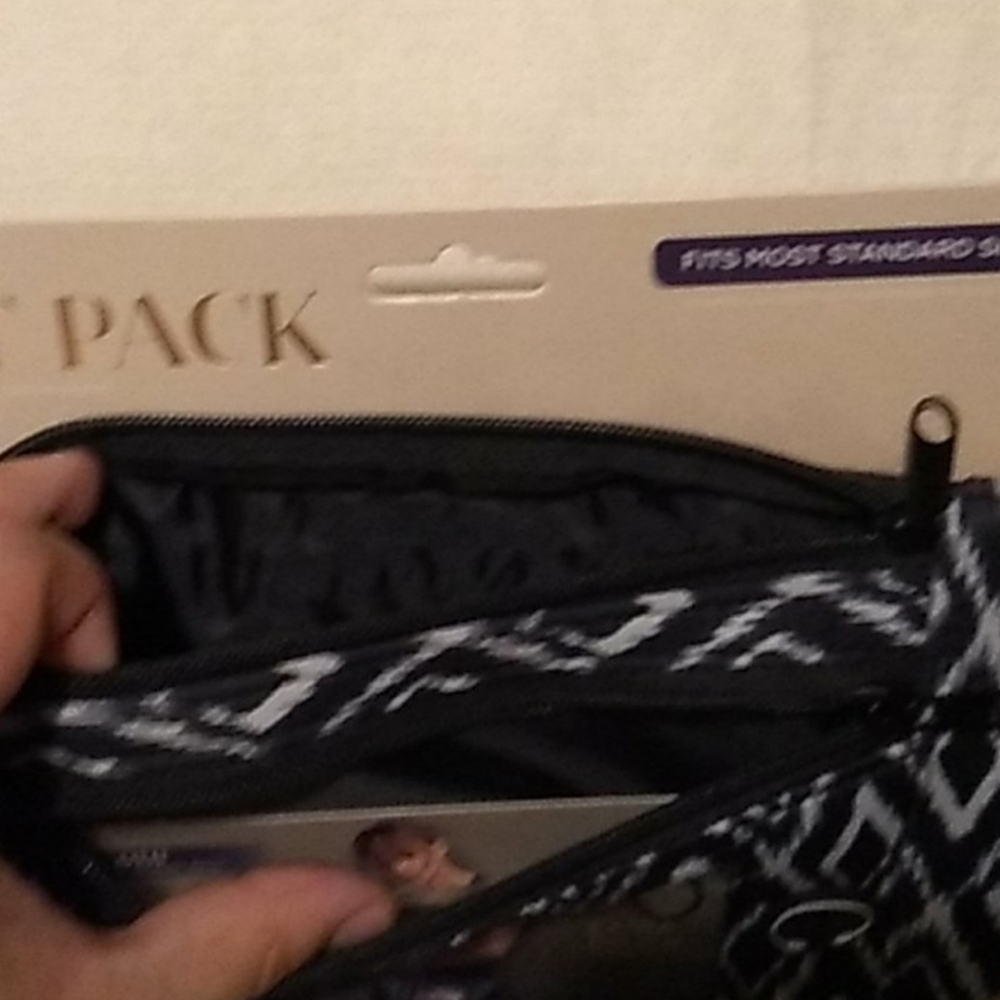 🍒NWT HALLE BERRY FANNY PACK - Picture 8 of 8